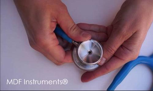 Entfernen des Antikälterings vom Bruststück eines MDF® Instruments Stethoskops - Offizielle Website von MDF Instruments Germany